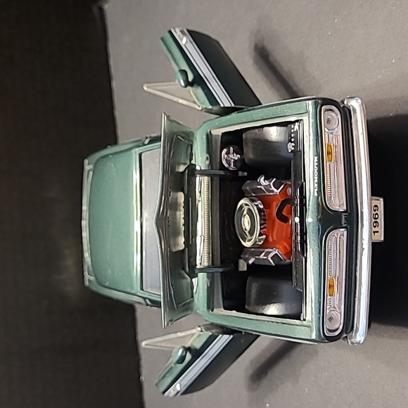 🚘69 Green Plymouth Barracuda 1:18 scale Die Cast collector car - Picture 2 of 11